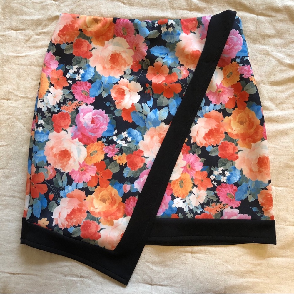 Floral assymmetrical mini skirt